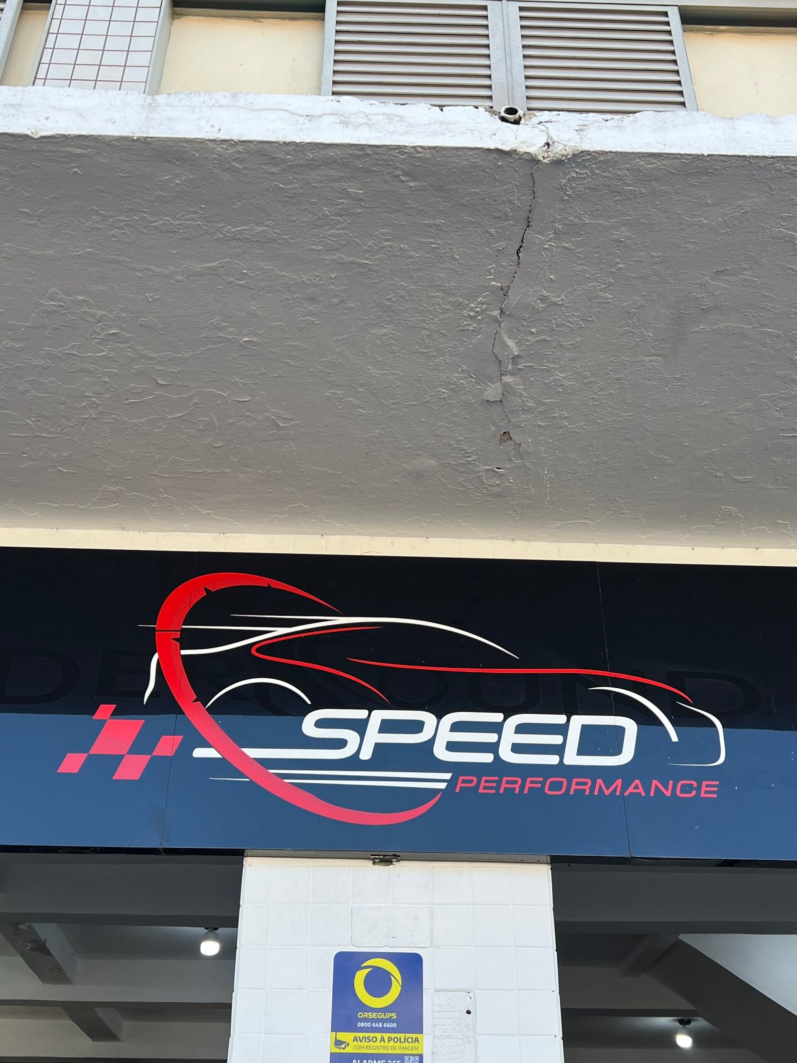 Fachada da Speed Performance com a logo no letreiro
