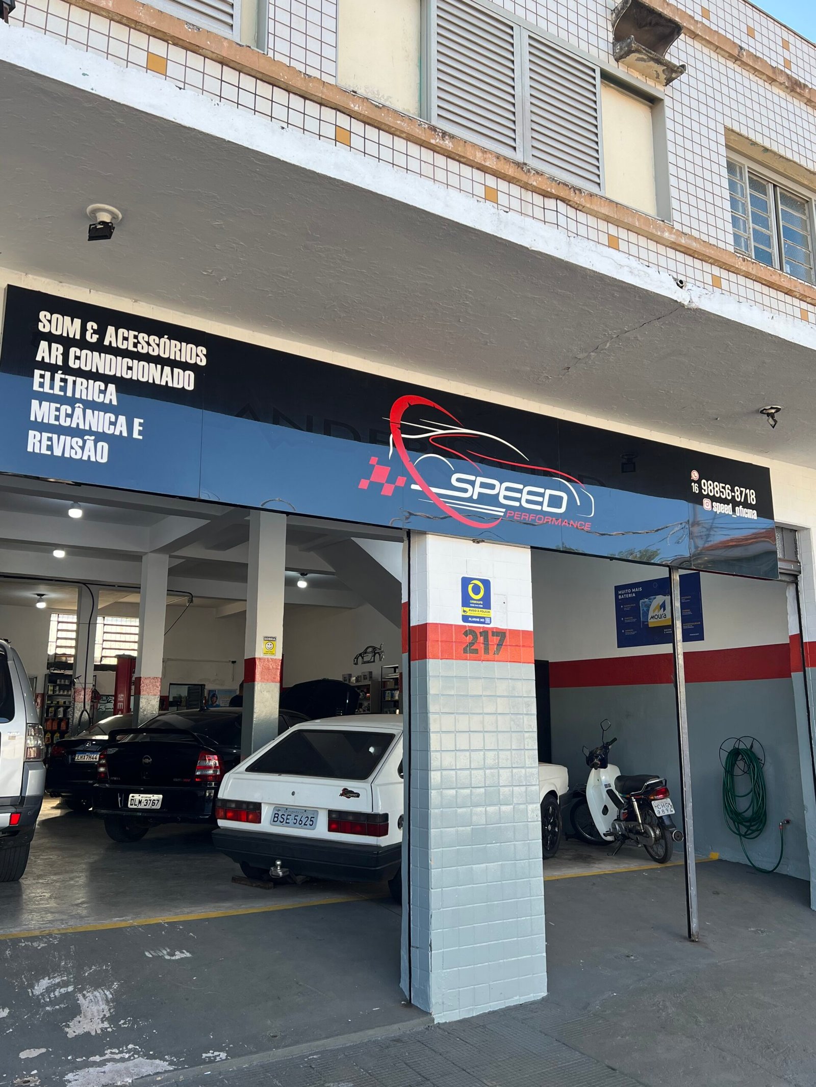 Entrada da oficina Speed Performance com carros sendo atendidos