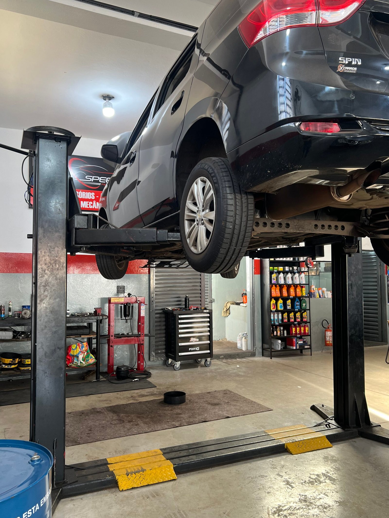 Carro suspenso no elevador da oficina Speed Performance