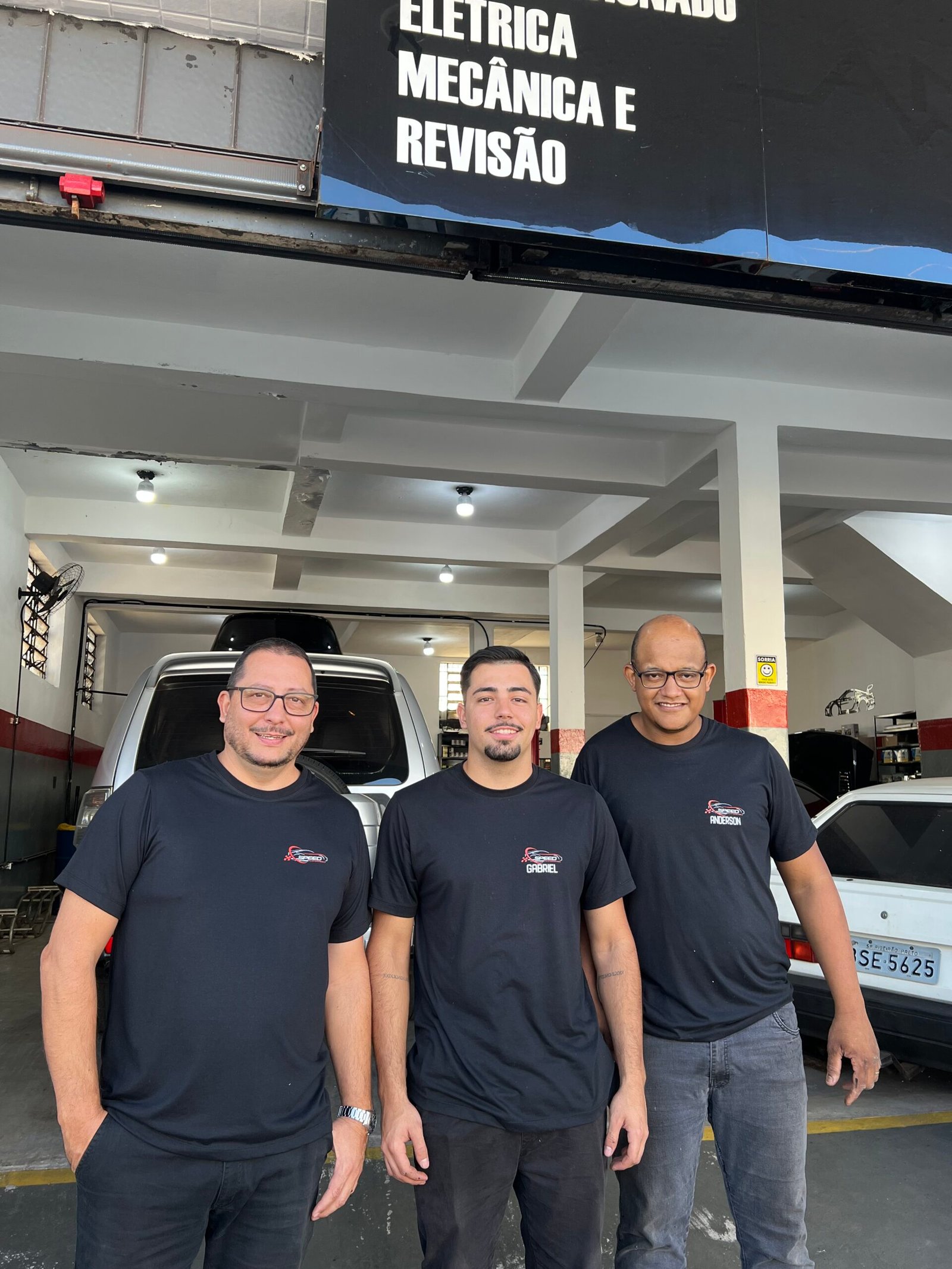 Equipe da Speed Performance na frente da loja