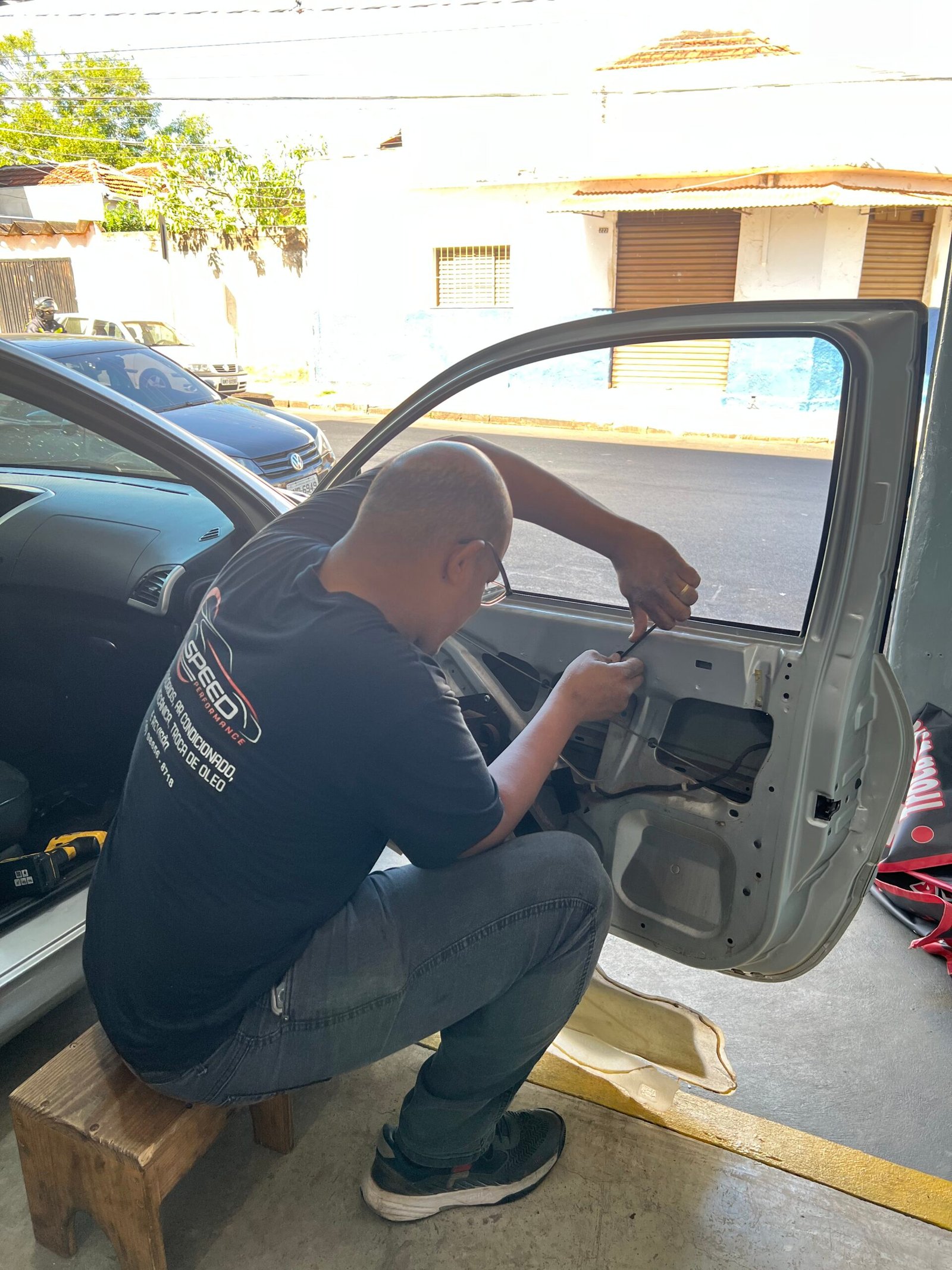 Integrante da equipe realizando manutenção interna do carro